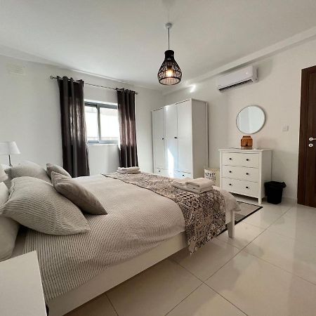 Brand New Apartment 2 Mins From Seafront خليج سانت بول المظهر الخارجي الصورة