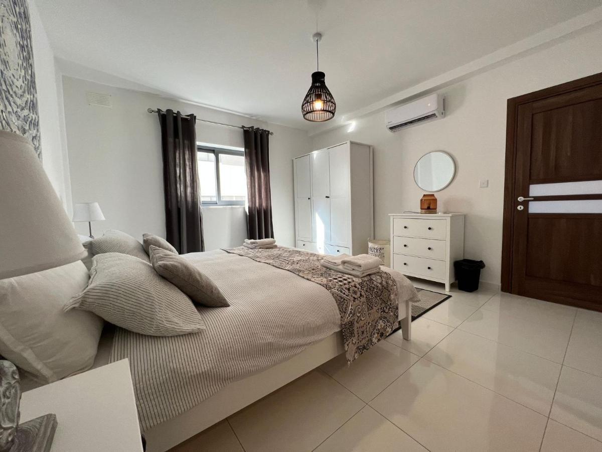 Brand New Apartment 2 Mins From Seafront خليج سانت بول المظهر الخارجي الصورة