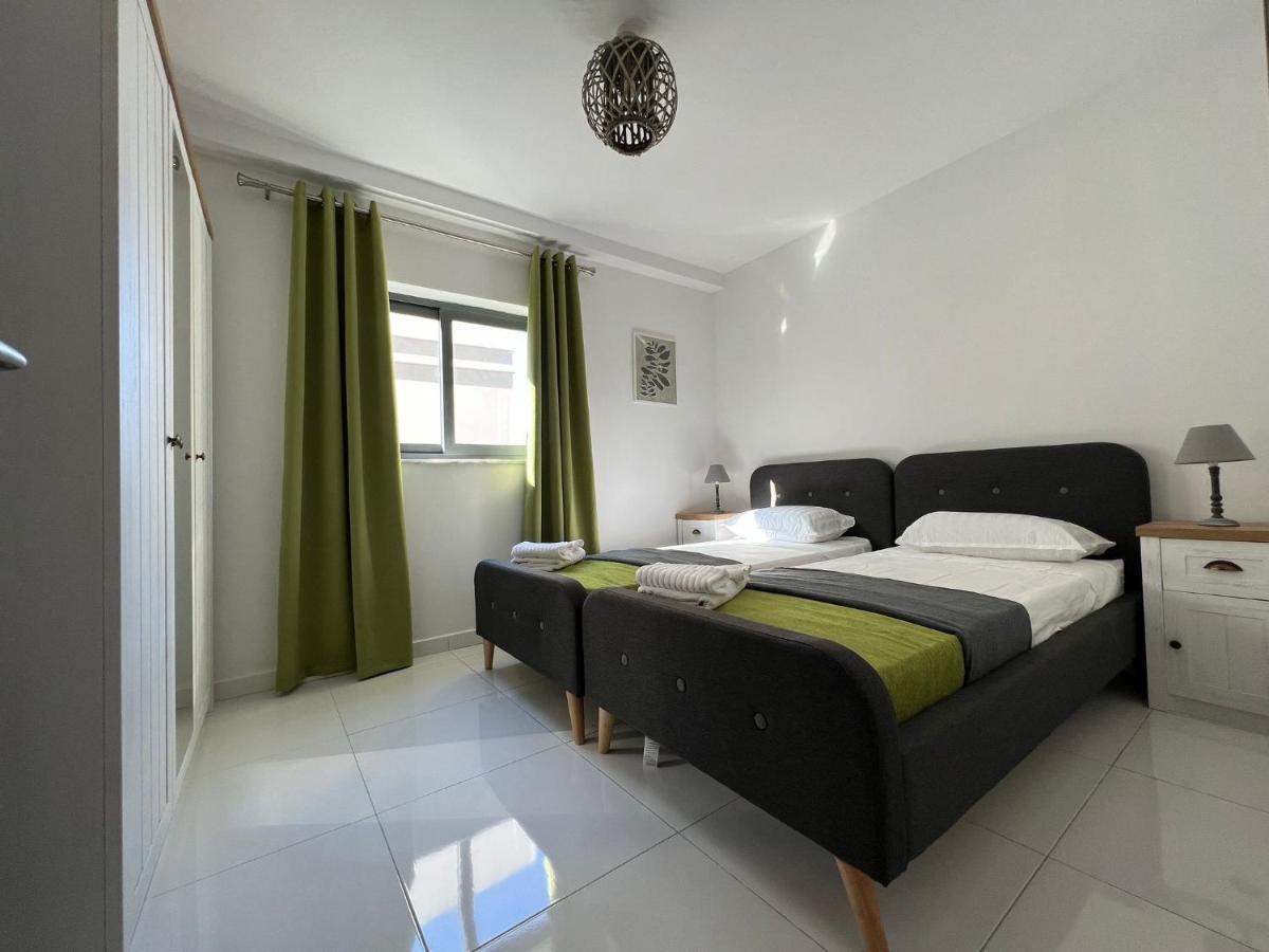Brand New Apartment 2 Mins From Seafront خليج سانت بول المظهر الخارجي الصورة