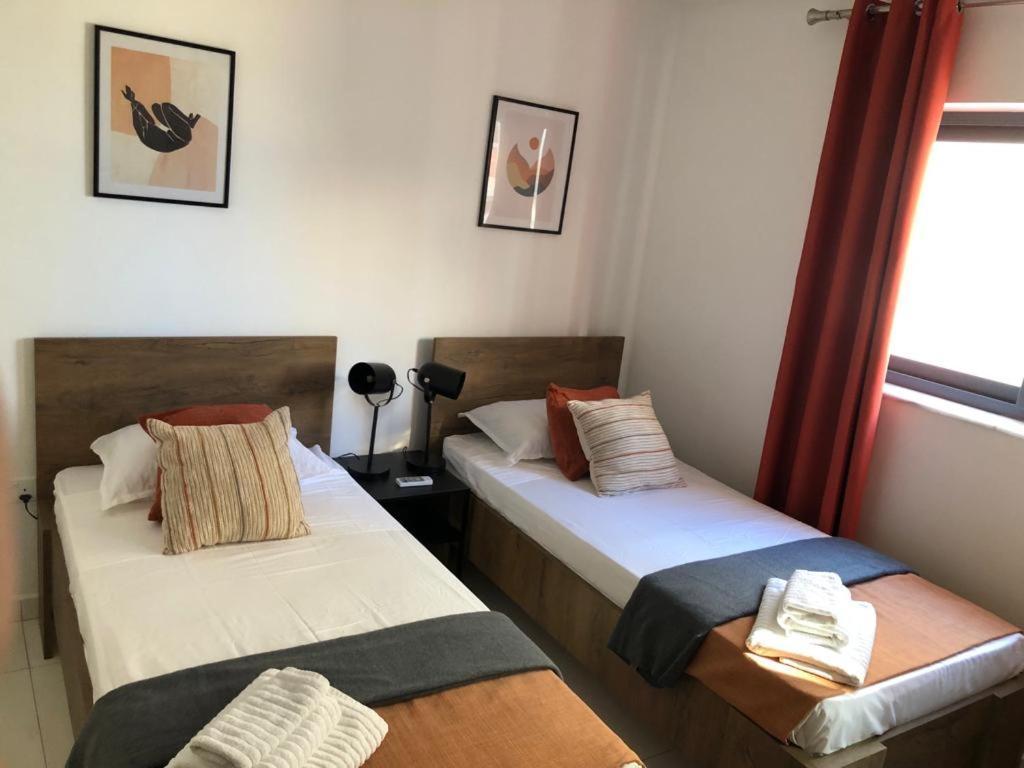 Brand New Apartment 2 Mins From Seafront خليج سانت بول المظهر الخارجي الصورة